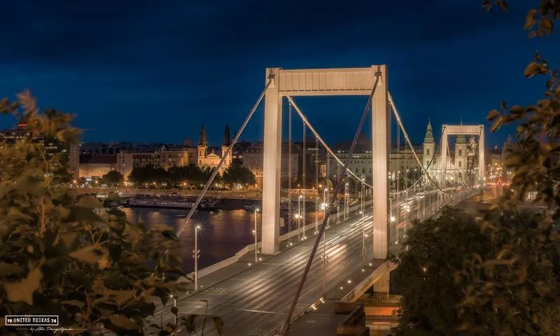 Elizabeth Bridge light trails, Budapest — © Athanasios Panagiotopoulos