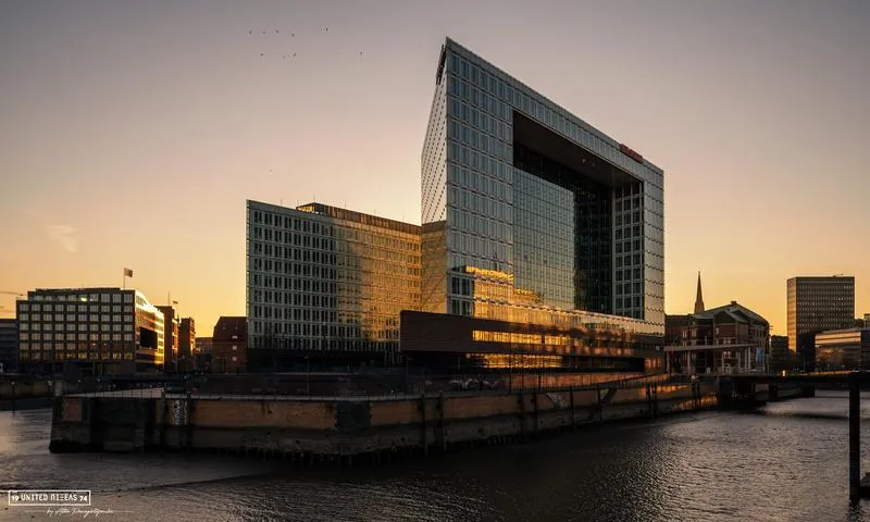 Spiegel building at sunset, HafenCity — © Athanasios Panagiotopoulos
